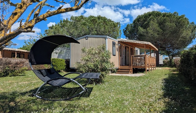 Mobile home under the pines, Camping 4*Lac des Rêves, by the pond