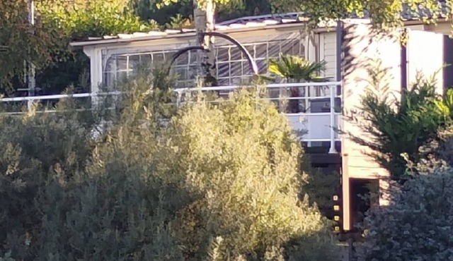 Mobile home with secure terrace. Magnificent view of the lake. All comfort