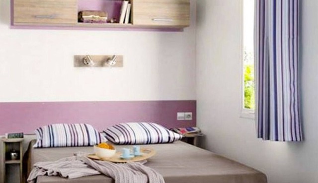 Mobile home with terrace in Luynes