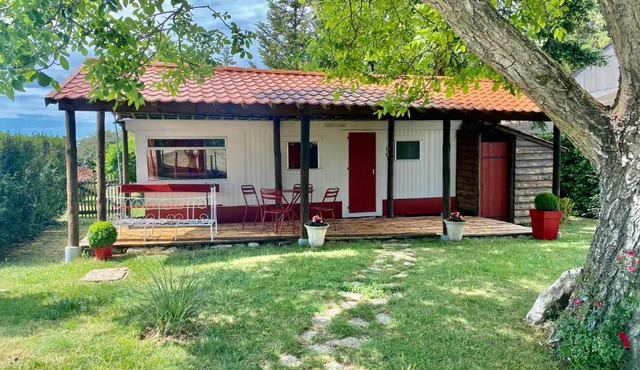 Mobilhome sous chalet en bois à la ferme