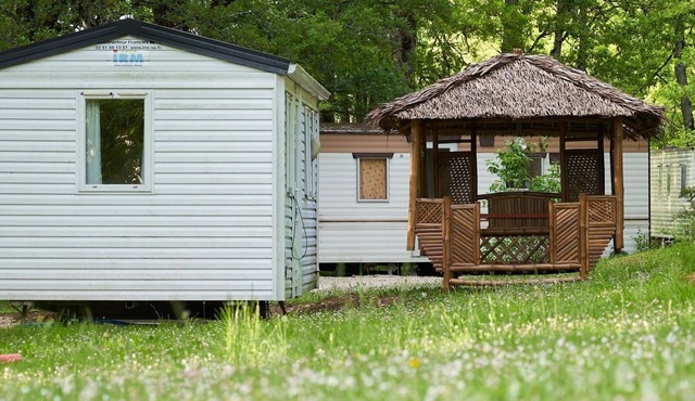 MOBILHOME with bamboo straw hut near rocamadour