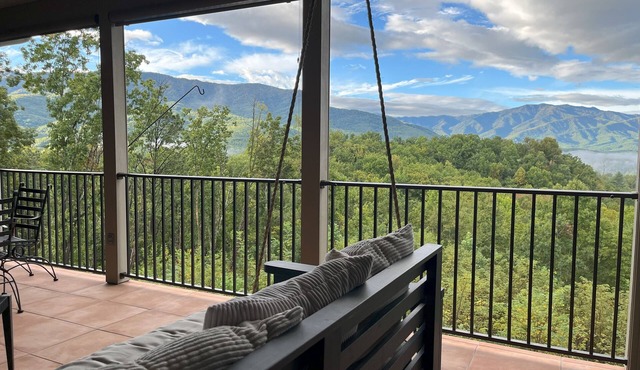 Mobility friendly smoky mountain vacation rental! 180° views, 3 covered porches