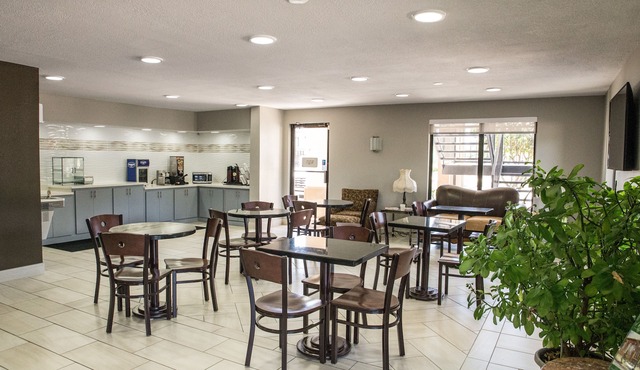 Mockingbird Inn & Suites