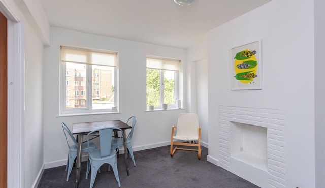 Mod 1 BR Apt in Earlsfield SW
