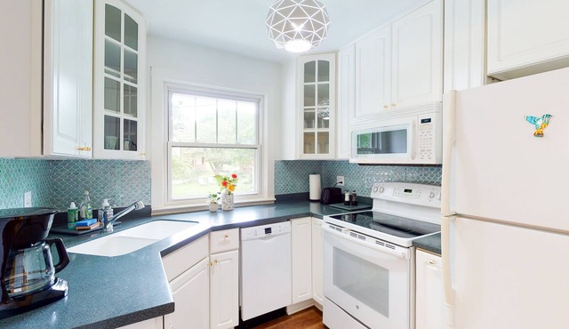 Mod 2-bedroom cottage w/ game room+private parking