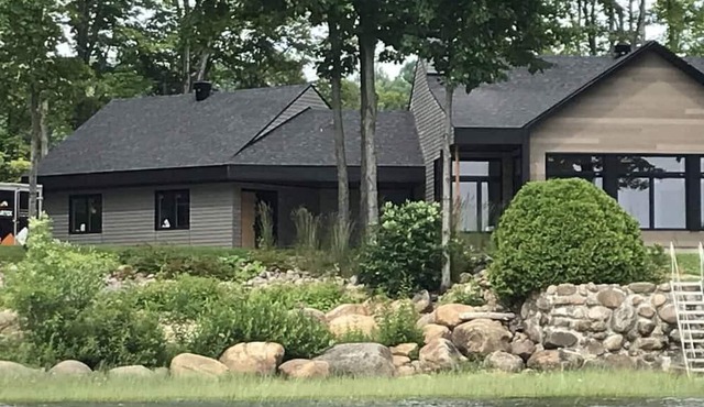 Modern and contemporary house on the banks of the Saint Laurent