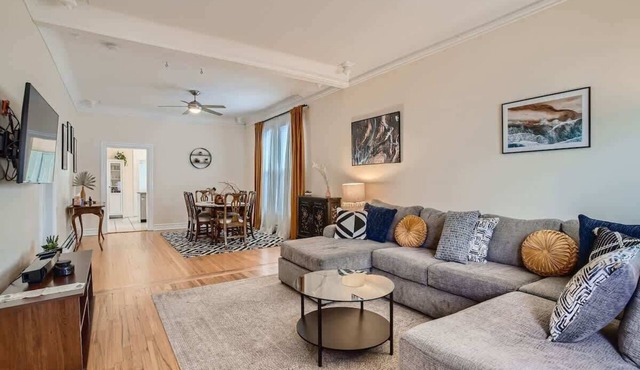 Mod Downtown Perfection, 3BD w/Patio, Fast WIFI