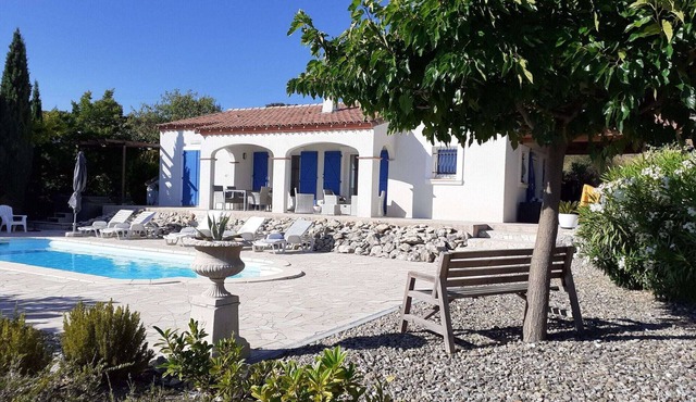 Modern villa in Camplong with private pool