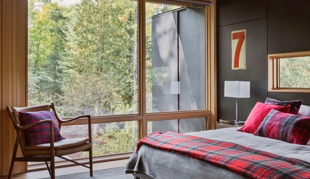 Mod Haliburton Luxury: lakeside architectural gem, w/5 kms private hiking trails