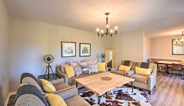 Mod 'Stable House' on 10 Acres, Walk to Lake!