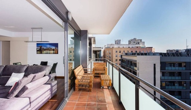Modern and very comfortable apartment with all amenities. Nearby the Europa Fira Barcelona at 15 min by metro/bus from Barcelona center (Plaza Cataluña) and 15 minutes from the airport by car. Ideal for families and couples.
