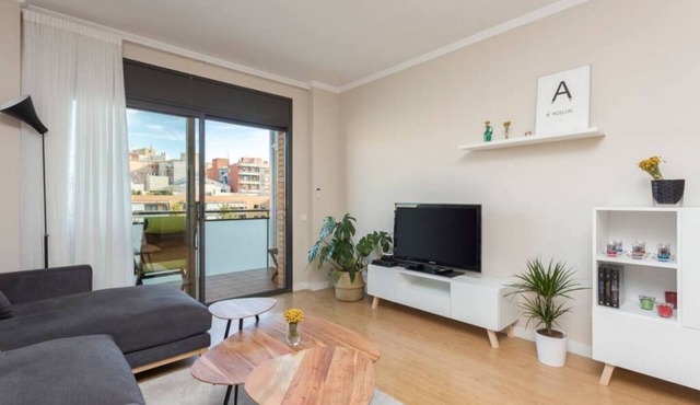 Modern apartment with all amenities. Close to the Fira de Barcelona, 15 min by metro/bus from Plaza Cataluña and 15 min by car from the airport. Residential and quiet building located in a family area with a large park in front of the building.
