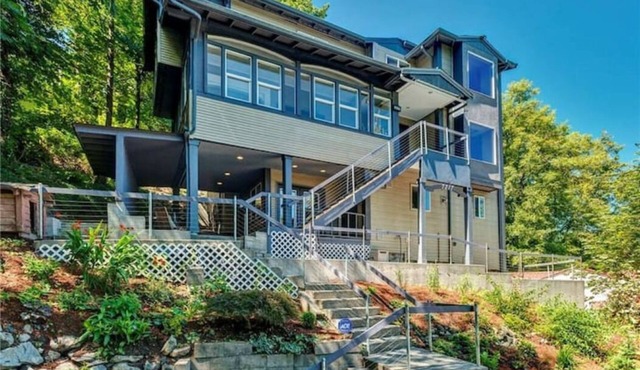 Moden West Seattle House in the Trees