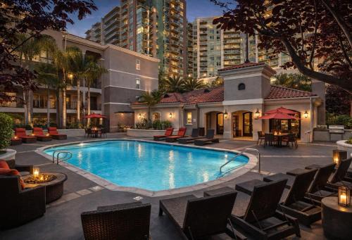 Modern 1 & 2 Bedroom Apartments Near Venice & MDR with Pool Gym & Cinema