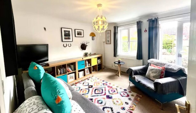 Modern 1 bed house with parking