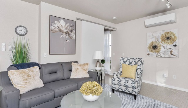 Modern 1-Bd Apartment#Desk#Fast WiFi#Walk to Uptown#Keurig+Coffee#Roku TV