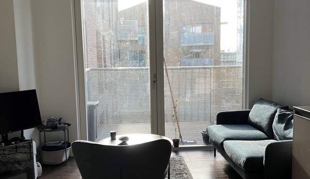 Modern 1-BD Apt with Balcony | Surrey Quays