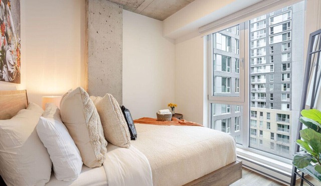Modern 1-BDR APT in DT MTL – Prime Location!