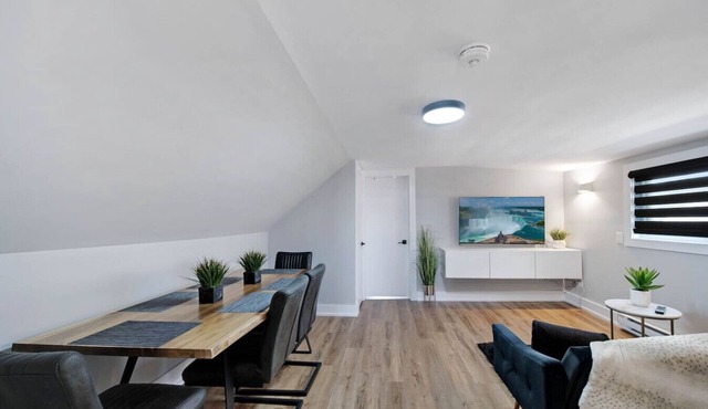 Modern 1 Bdrm|Laundry|BBQ|Deck