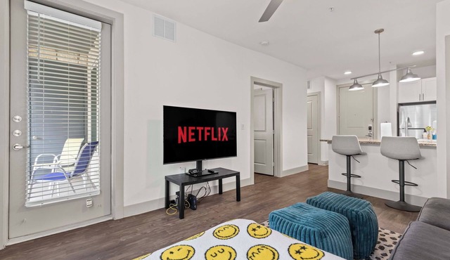 Modern 1-Bed, 1 Bath Apartment w/King Bed, WiFi, 24-Hour Gym & Reserved Parking