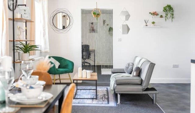 Modern 1-Bed Apartment with Parking near Heathrow