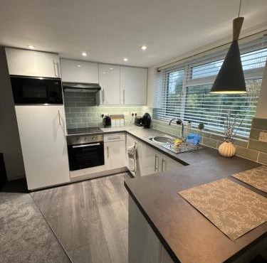 modern 1 bed apartment with car parking