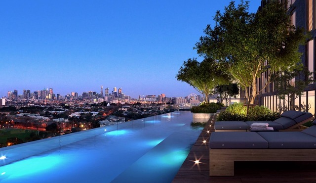 Modern 1-Bed & City Views, Steps from Racecourse