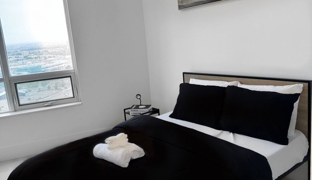 Modern 1-Bed Condo Near Square One, Pearson & Downtown Toronto – Free Parking