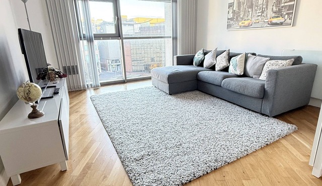 Modern 1-Bed Flat | Cardiff City Centre | Free Parking