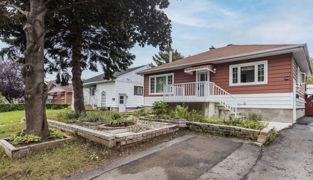 Modern 1 Bed Flat - King Bed, Close to Downtown, Shopping, Transit and Via Rail
