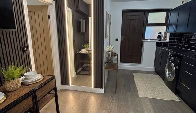 Modern 1- bed ground floor flat on the high street