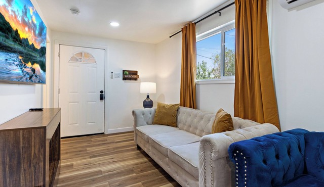 Modern 1-Bed Home in Placentia w/Smart TV, Wifi, Parking near DIsneyland
