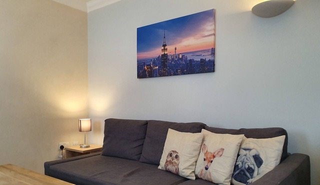 Modern 1 Bed in Old Town. Ideal for Food & Drink!