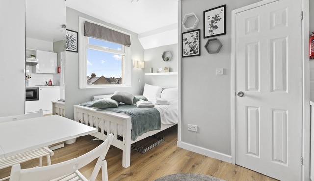 Modern 1 Bed Studio Flat in Kensal Green for up to 2 people