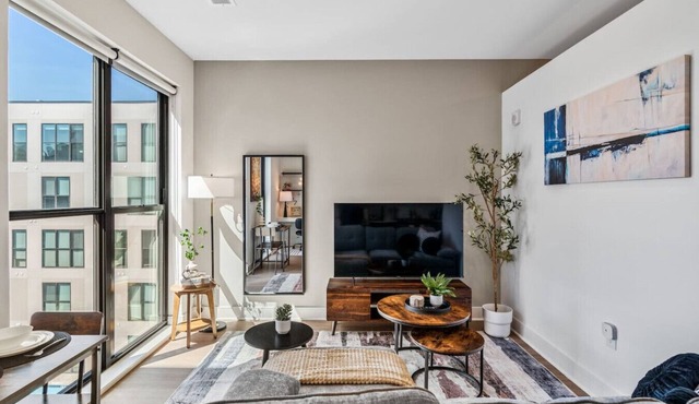 Modern 1-Bed Suite in OTR/CBD Free Parking Gym & Club Room