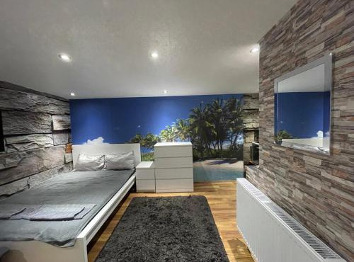 Modern 1 bed suite in guest house private garden