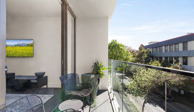 Modern 1-Bed with Balcony in Surry Hills