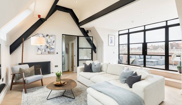 Modern 1 Bed with Roof Terrace, Central Warwick |Pass the Keys