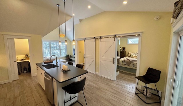 Modern 1 bedrm apartment, screened in deck, laundry, AC, kitchen, outdoor grill.