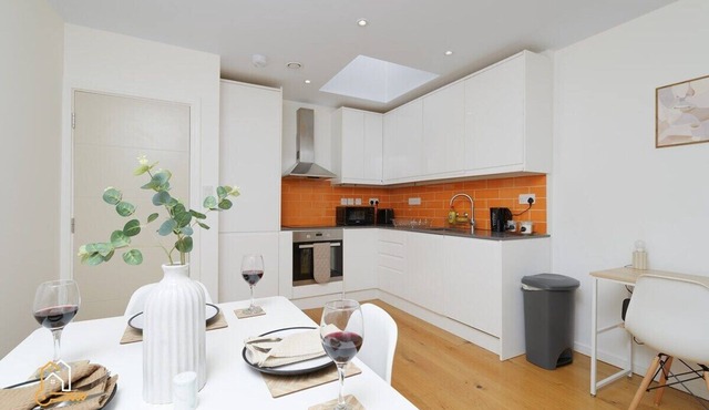 Modern 1 Bedroom Apartment | Contractors | Business | Weekly/Monthly Stays