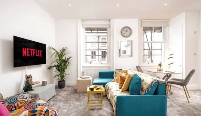 Modern 1-bedroom, 1-bathroom apartment in Kensington/Chelsea, just 8 minutes’ walk to Earl’s Court Tube. Close to Westfield, Holland Park, top museums, and local cafés — perfect for couples, solo travellers, or short city stays.