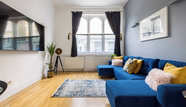 Modern 1-bedroom apartment in Earl’s Court featuring a huge private terrace, garden, fully equipped kitchen, and free WiFi. Just 500m from Stamford Bridge and close to the Natural History Museum — perfect for couples or solo travellers.