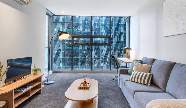 Modern 1-Bedroom Apartment in Docklands Delight