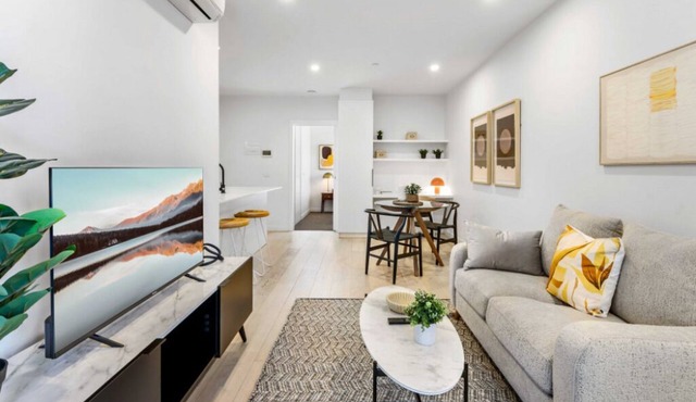 Modern 1-Bedroom Apartment in Delightful Footscray with Wi-Fi and Study Nook