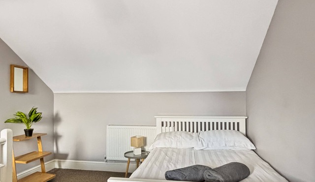 Modern 1-Bedroom Apartment Close to Grantham Town Centre – Sleeps 6