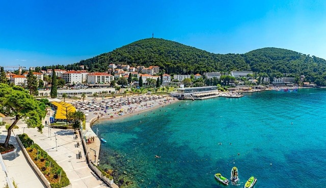 MODERN 1 BEDROOM APARTMENT - 100 mtrs from the beach, free parking, WIFI.