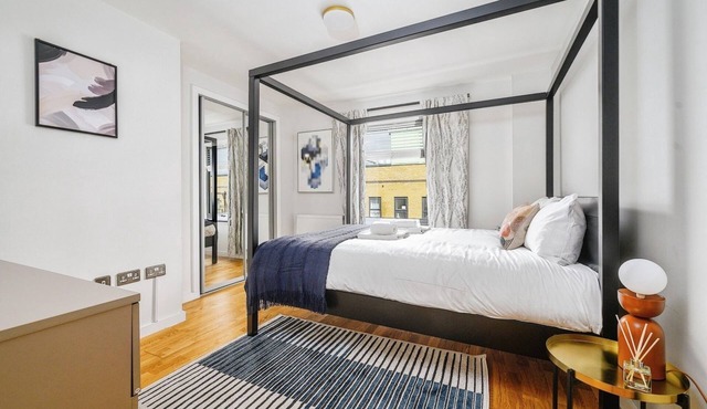 Modern 1-bedroom apartment in Romford Town with WiFi, Balcony & More