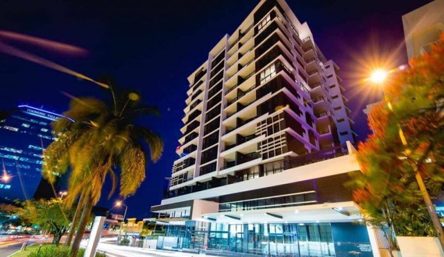 Modern 1-Bedroom Apartment with Parking & Pool in Toowong