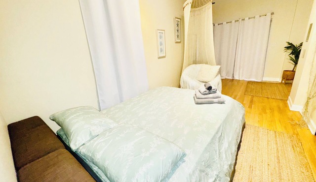 Modern 1-bedroom apartment with 1 FREE Parking, Whirlpool bathtub,Full Kitchen