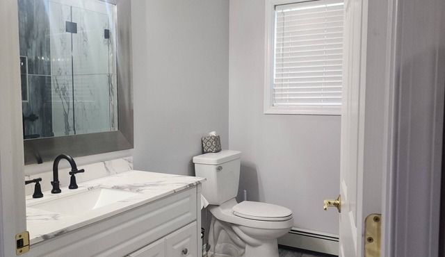 Modern 1 Bedroom Apartment with backyard and deck access.